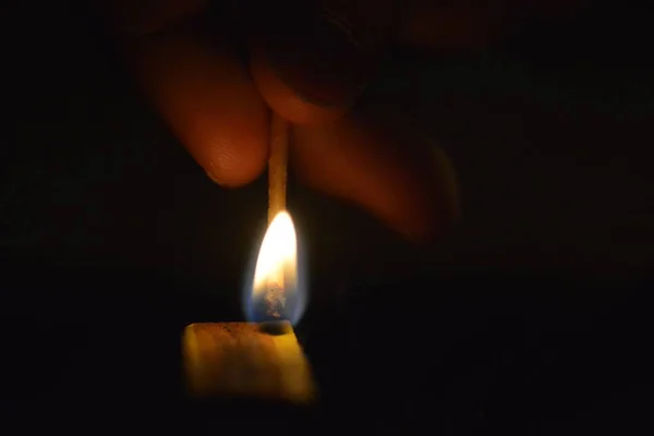 Encender Fósforo Oscuridad Una Caja Cerillas Primer Plano Fósforo Iluminación — Foto de Stock