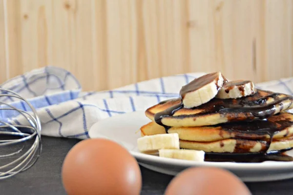 Pfannkuchen Mit Bananen Und Schokoladensauce Auf Einem Schwarzen Tisch Mit — Stockfoto