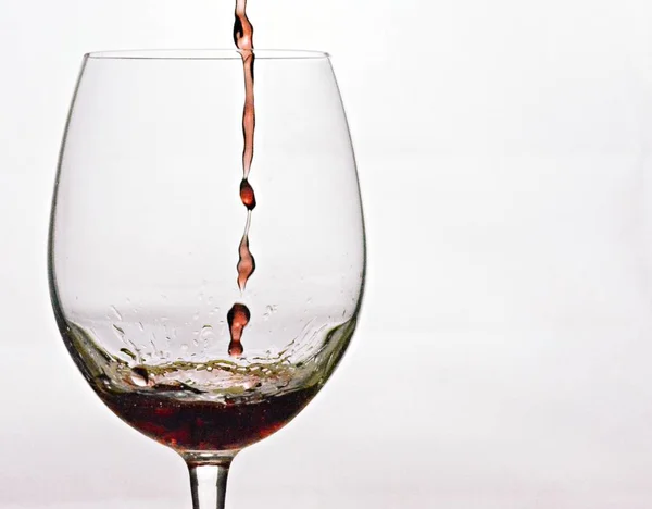Rotwein Wird Ins Glas Gegossen — Stockfoto