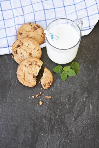 Ein Glas Milch Mit Einem Blau Gepunkteten Stroh Steht Auf — Stockfoto