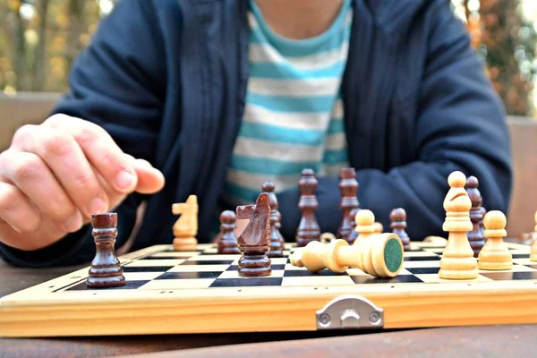 Egy Férfi Húszas Évek Közepén Egy Őszi Park Játszik Sakk — Stock Fotó