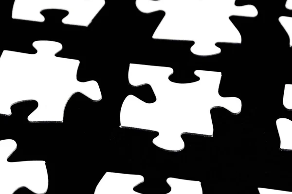 Weiße Puzzleteile Vor Schwarzem Hintergrund Mit Einem Gewissen Abstand Zwischen — Stockfoto