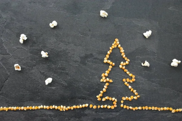 Popcorn Corn Vormt Een Kerstboom Een Donkere Achtergrond Met Popcorn — Stockfoto