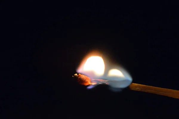 燃えるマッチは 暗い背景に対して無傷の試合を点火する 燃える炎の通過を通して情熱を点火するための概念 — ストック写真