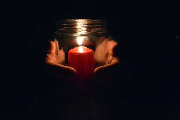 Nahaufnahme Der Hände Mit Roter Kerze Glas — Stockfoto