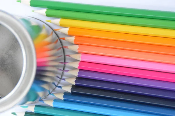 Buntstifte Werden Vor Einer Aluminiumdose Nach Farbe Sortiert Der Sich — Stockfoto