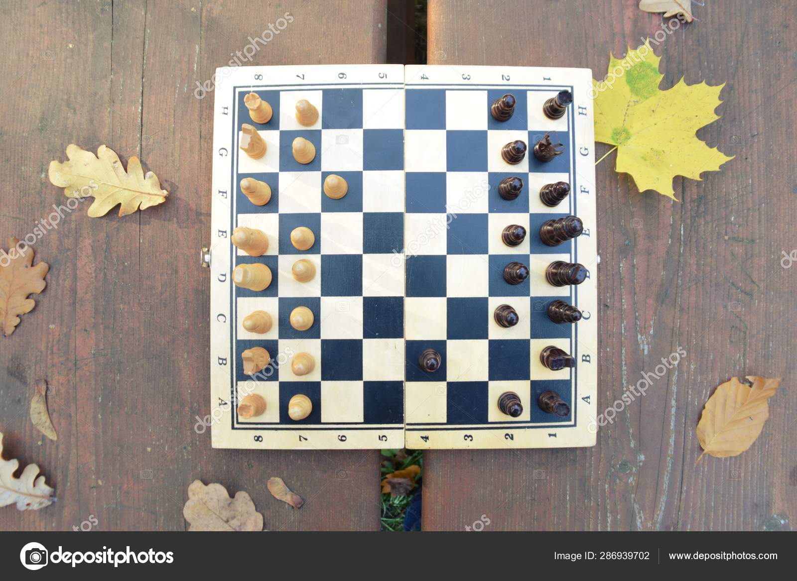 Tabuleiro De Xadrez Com Peças Em Mesa De Madeira Foto de Stock