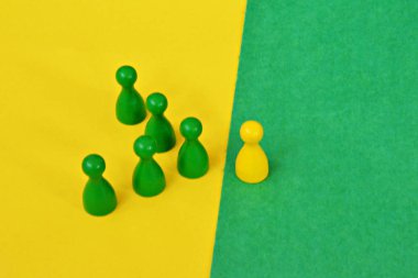 bir masa oyunu ahşap oyun karakterleri takım birbirlerine karşı karşıya ve ilgili karşıt renkli arka plan tarafından karşılandı 