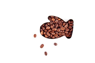 Metin veya diğer unsurlar için yer ile beyaz bir arka plan önünde kahve çekirdekleri ile dolu çerezleri için bir çerez kesici - noel şekli ve kahve çekirdekleri ile kavram 