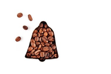 Metin veya diğer unsurlar için yer ile beyaz bir arka plan önünde kahve çekirdekleri ile dolu çerezleri için bir çerez kesici - noel şekli ve kahve çekirdekleri ile kavram 