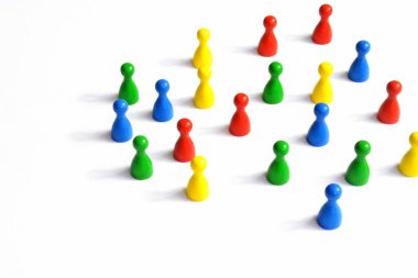 Farklı renklerdeki farklı karakterler, beyaz arka plan daki bir grupta bir arada durur. 