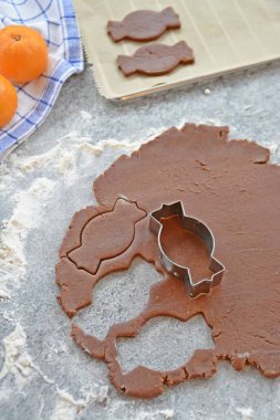 Ev yapımı hamur dışarı çeşitli şekillerde Noel için Gingerbread fırında 