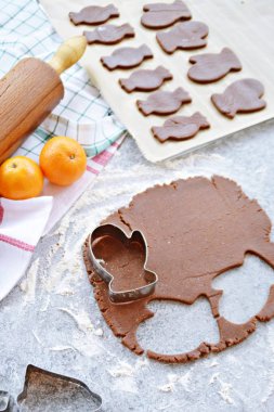 Ev yapımı hamur dışarı çeşitli şekillerde Noel için Gingerbread fırında 