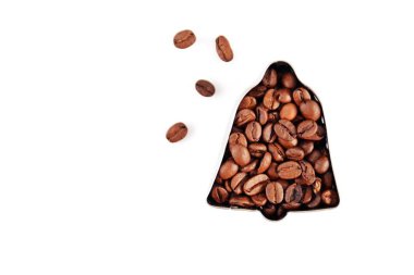 Metin veya diğer unsurlar için yer ile beyaz bir arka plan önünde kahve çekirdekleri ile dolu çerezleri için bir çerez kesici - noel şekli ve kahve çekirdekleri ile kavram 