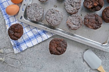 bir mermer arka plan üzerinde ev yapımı çikolata kekler-çikolata kekler ile kavramı, pişirme eşyaları ve mavi bulaşık bezi