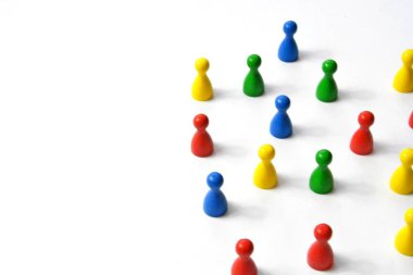 Farklı renklerdeki farklı karakterler, beyaz arka plan daki bir grupta bir arada durur. 