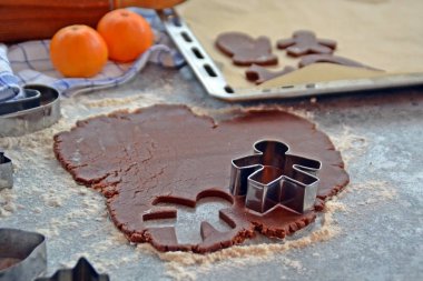 Ev yapımı hamur dışarı çeşitli şekillerde Noel için Gingerbread fırında 