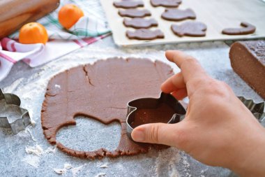 Ev yapımı hamur dışarı çeşitli şekillerde Noel için Gingerbread fırında 