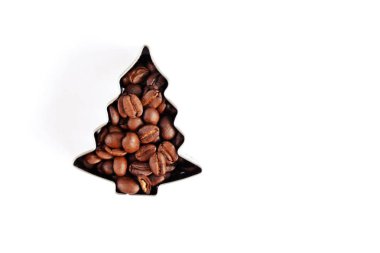 Metin veya diğer unsurlar için yer ile beyaz bir arka plan önünde kahve çekirdekleri ile dolu çerezleri için bir çerez kesici - noel şekli ve kahve çekirdekleri ile kavram 