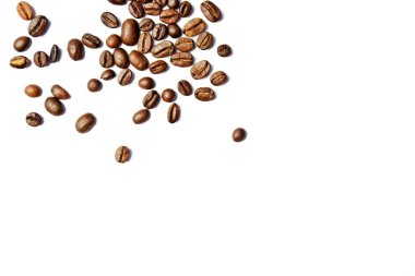 Kahve çekirdekleri beyaz bir yüzey üzerinde yalan ve resmin içine çıkıntı - üzerinde kahve çekirdekleri ve metin veya diğer öğeler için alan ile beyaz arka plan 