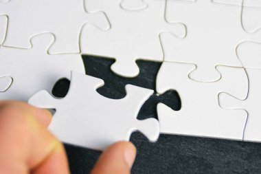 Tek bir parça bulmaca tamamlamak için eksik - bu bulmaca bulmaca önce yatıyor ve kullanılmak üzere bekleyen - son proje adımı bir sembolü olarak bulmaca ile kavram 