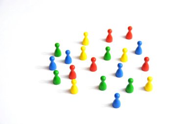 Farklı renklerdeki farklı karakterler, beyaz arka plan daki bir grupta bir arada durur. 