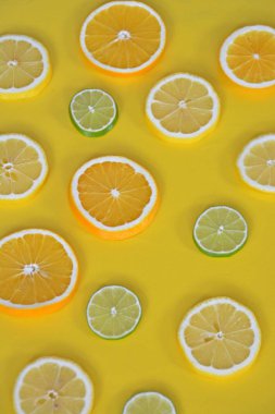 turuncu, limon ve limon gibi narenciye, tek renkli arka planda dilimlenmiş limon, Limes ve portakal renkli bir arka plan 