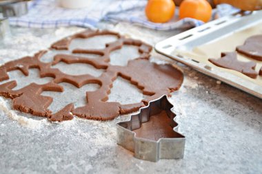 Ev yapımı hamur dışarı çeşitli şekillerde Noel için Gingerbread fırında 