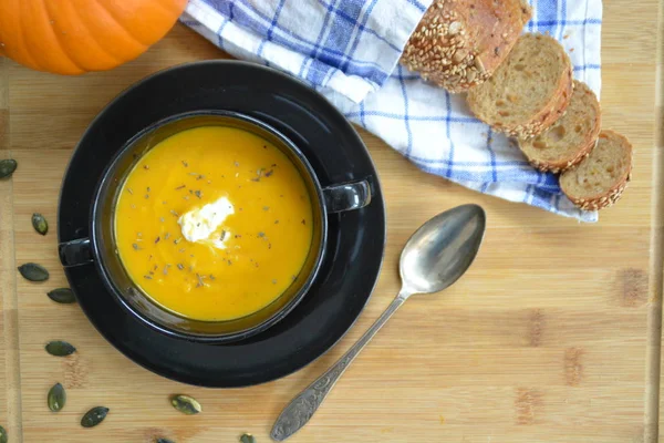 Sopa Crema Calabaza Tazón Pequeño Una Tabla Madera Superficie Cocina — Foto de Stock