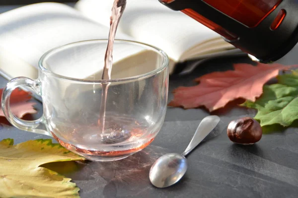 Pouring Tea Glass Front Autumnal Setting Chestnuts Colorful Autumn Leaves — Stock Photo, Image