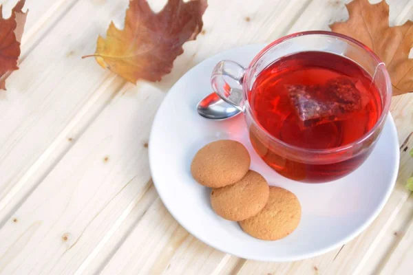 Ustawienie Autumnal Herbatą Ciemnym Tle Teabag Herbaty Owocowe Pływające Szklance — Zdjęcie stockowe