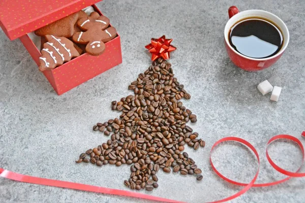 Los Granos Café Forma Árbol Navidad Encuentran Una Superficie Mármol — Foto de Stock