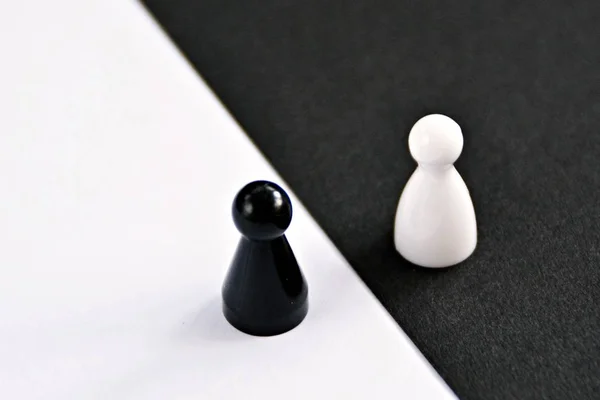黒いポーンは 白い背景の前に立ち その逆 違いと平等の象徴として強いコントラストを持つ概念だけでなく Yingと陽 — ストック写真