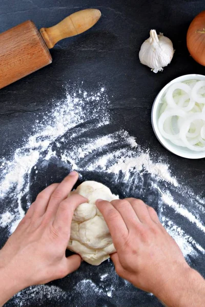 Nahaufnahme Mann Rollt Teig Für Elsässischen Flammkuchen Auf Schwarzer Küchenoberfläche — Stockfoto