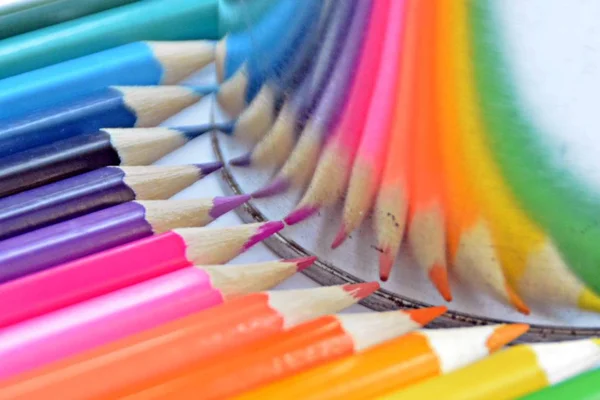 Buntstifte Werden Vor Einer Aluminiumdose Nach Farbe Sortiert Der Sich — Stockfoto
