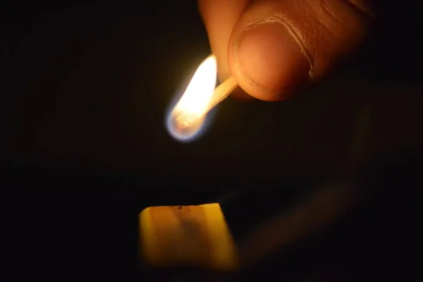 Encender Fósforo Oscuridad Una Caja Cerillas Primer Plano Fósforo Iluminación —  Fotos de Stock