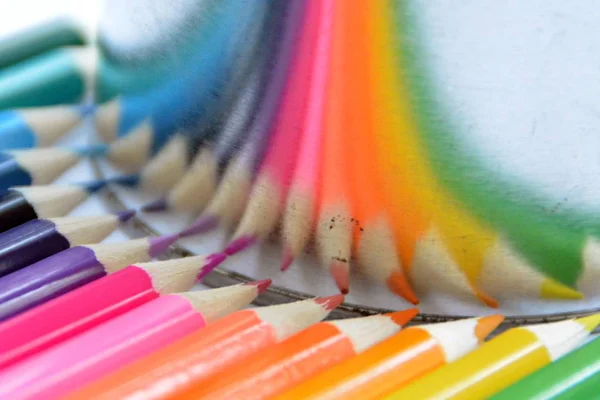 Crayons Sorted Color Front Aluminum Can Which Pens Reflect Concept — Stock Photo, Image