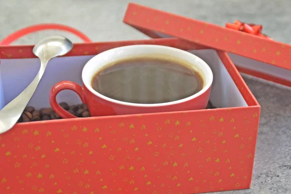 Una Taza Llena Café Está Una Caja Regalo Navidad Con — Foto de Stock