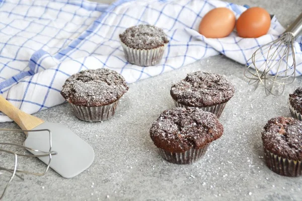 Hemlagad Choklad Muffins Marmor Bakgrund Koncept Med Choklad Muffins Bakredskap — Stockfoto