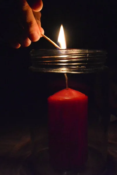 Vista Close Mãos Com Vela Vermelha Frasco — Fotografia de Stock