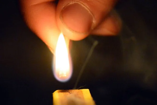 Encender Fósforo Oscuridad Una Caja Cerillas Primer Plano Fósforo Iluminación —  Fotos de Stock