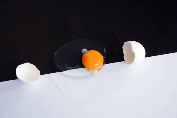 Ένα Ανοικτό Αυγό Άθικτο Κρόκο Αυγού Που Περιβάλλεται Από Ασπράδια — Φωτογραφία Αρχείου
