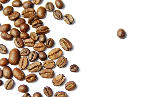 Kávová Zrna Leží Bílém Povrchu Vyčnívají Bílého Pozadí Kávovými Fazolemi — Stock fotografie