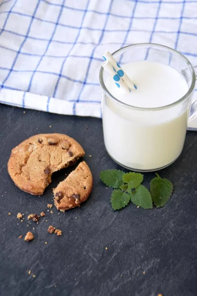 Ein Glas Milch Mit Einem Blau Gepunkteten Stroh Steht Auf — Stockfoto