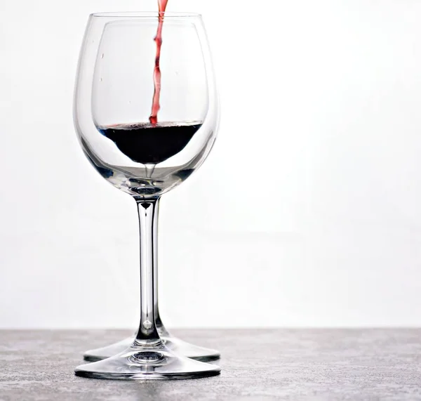 Vor Weißem Hintergrund Stehen Zwei Weingläser Nebeneinander Wobei Der Fokus — Stockfoto