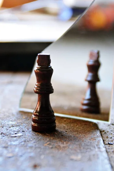 Een Schaakstuk Staat Een Oude Werkbank Voor Een Gokspel Kijkt — Stockfoto