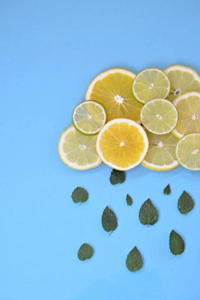 Nube Hecha Rodajas Limones Limas Naranjas Con Una Lluvia Hojas —  Fotos de Stock