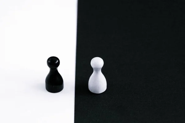 Siyah Bir Piyon Beyaz Bir Arka Plan Önünde Duruyor Tersi — Stok fotoğraf