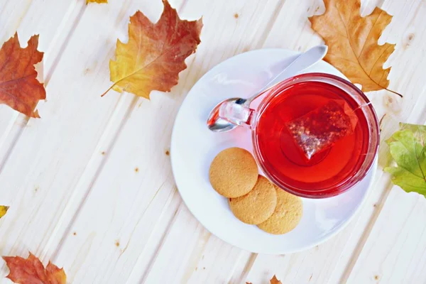 Ustawienie Autumnal Herbatą Ciemnym Tle Teabag Herbaty Owocowe Pływające Szklance — Zdjęcie stockowe