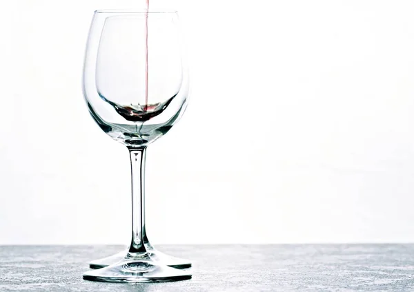 Vor Weißem Hintergrund Stehen Zwei Weingläser Nebeneinander Wobei Der Fokus — Stockfoto